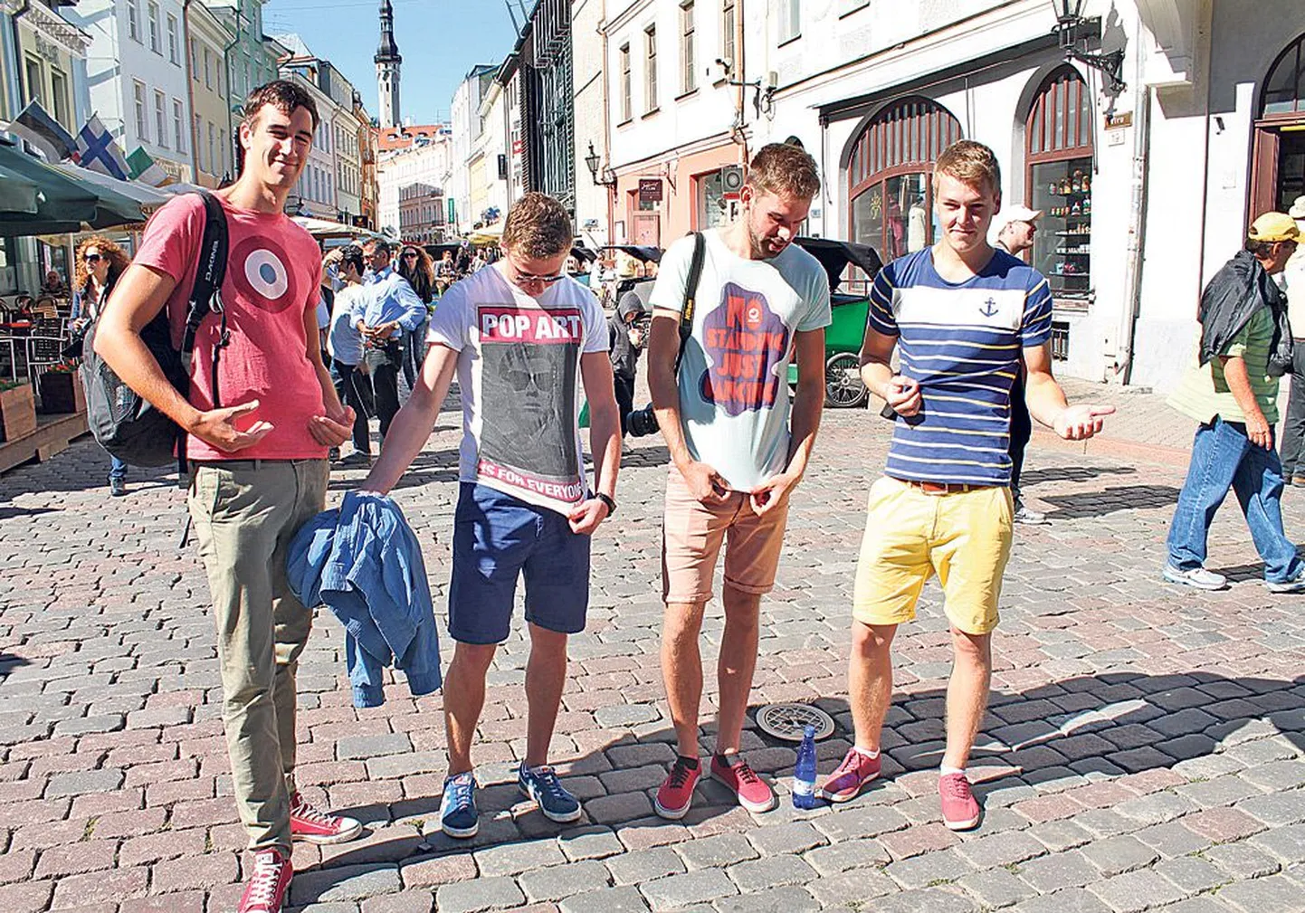 Туристы из Германии в цветных футболках.