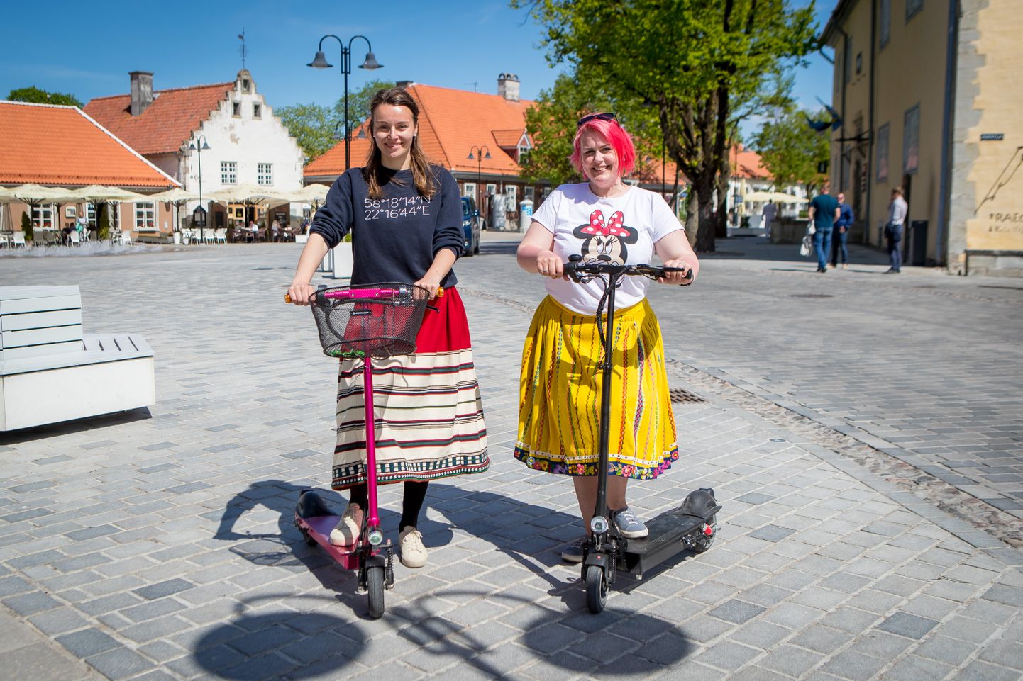 ESIMENE KOROONASUVI: Turismitöötajad Kristina Mägi (paremal) ja Riine Rander eelmise aasta suvel, mil pärast esimest lainet üritati vähemalt siseturismile elu sisse puhuda.