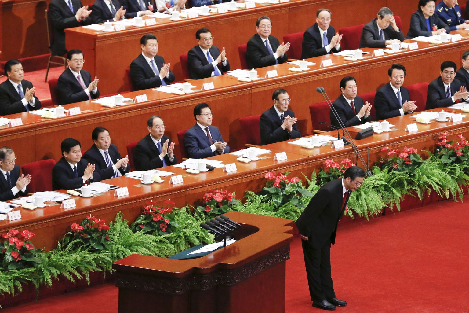 Hiina ülemkohtu esimees Zhou Qiang kummardamas Hiina parteikongressil möödunud aasta märtsis Pekingis.