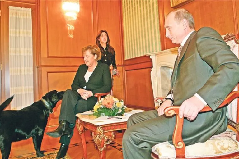 Putin koeraga Merkelit võõrustamas.