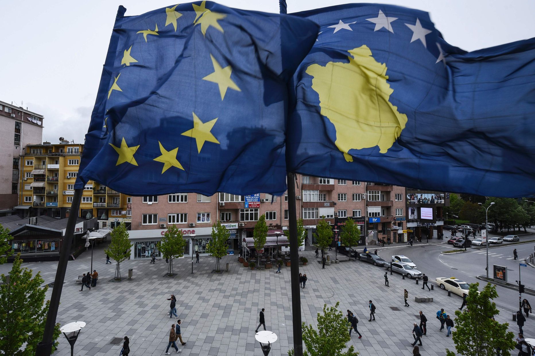 Флаги Евросоюза и Косово