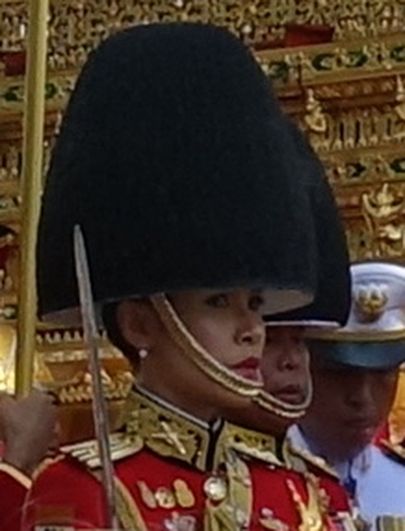 2021. aastal teise kuninganna staatusesse tõusnud Sineenat Wongvajirapakdilt võttis Tai valitseja aastal 2019 ära kõik tiitlid ja positsioonid seoses kuninganna Suthida suhtes lugupidamatu käitumisega, kuid veidi hiljem leidis aset uus ootamatu pööre.