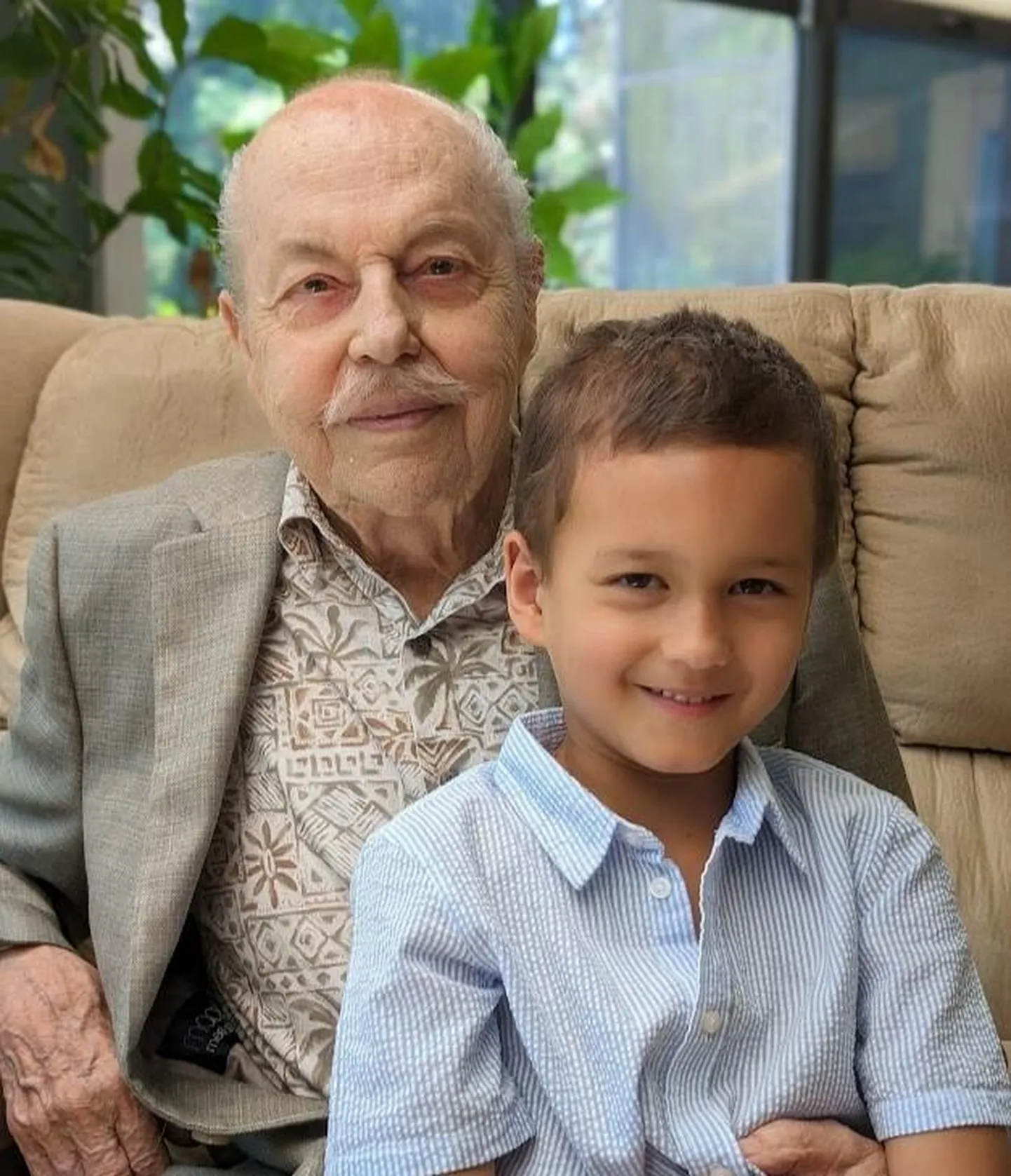 94-aastane Jüri Toomepuu ja 6-aastane pojapoeg Elliot. Kokku 100 huvitavat aastat.