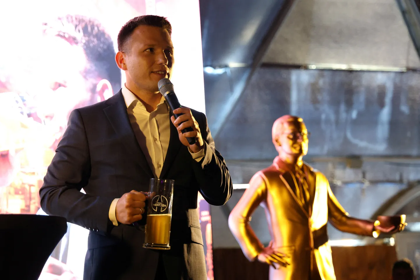Paremäärmusliku erakondade liidu Konföderatsioon aseesimees Slawomir Mentzen kampaaniaüritusel Szczecinis, 2. juunil 2023. a.