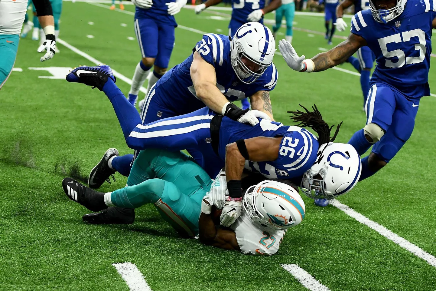 Margus Hunt (üleval) aitab tiimikaaslasel Clayton Geathersil vastast rappida.