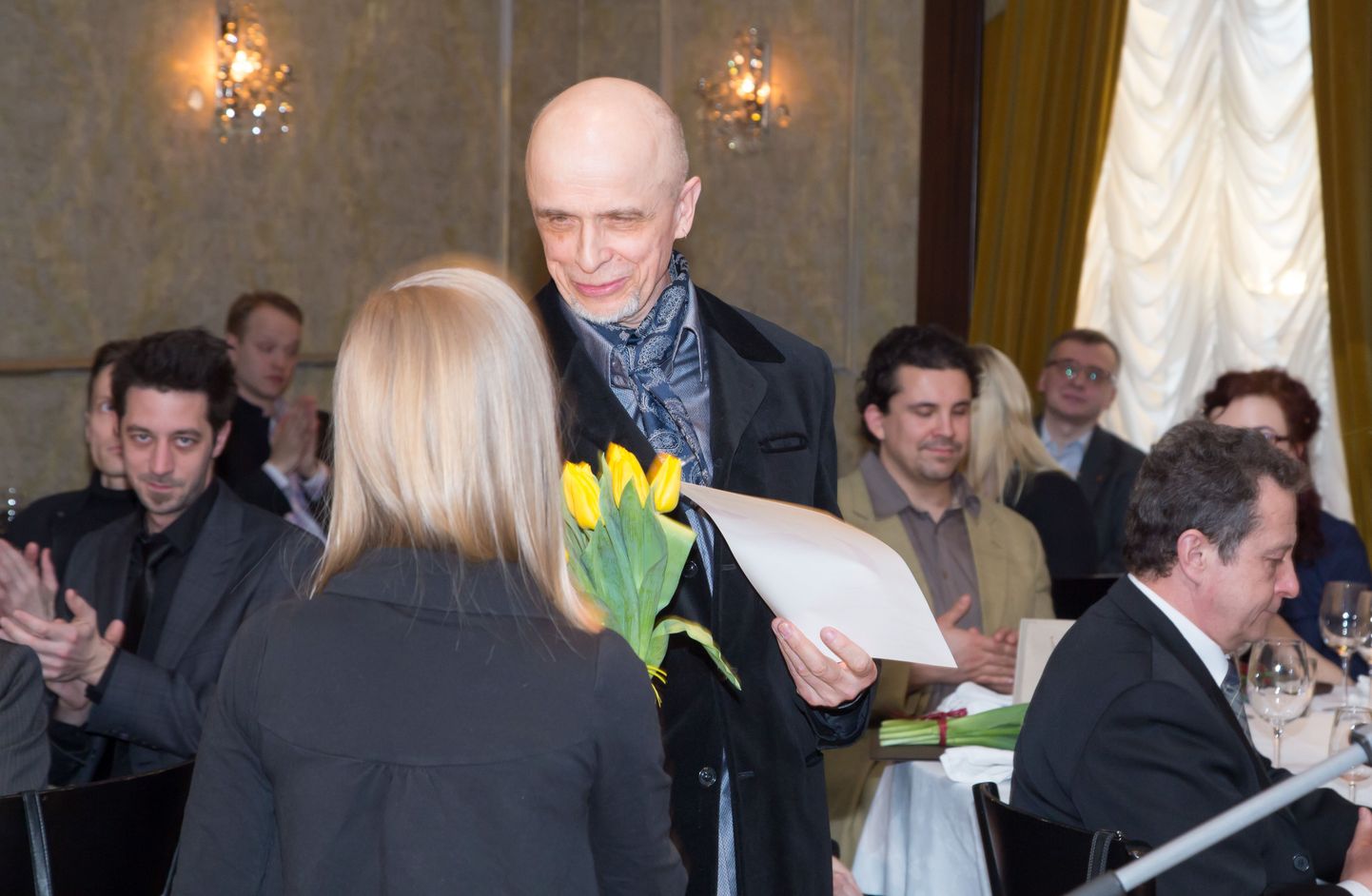 2015. aastal ilmunud Mihkel Muti essekogumiku "Õhtumaa Eesti" esimene osa oli sel aastal parim parim esseistikateos.