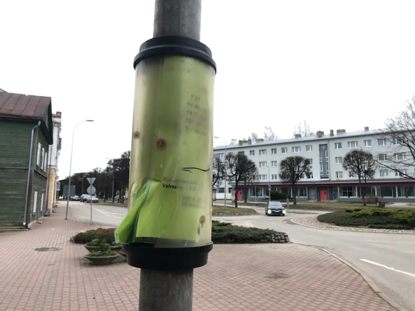 Valga muusikakooli ees lõhuti paar nädalat tagasi bussiaegu näitav infosilinder. Selle kiiret asendamist takistab asjaolu, et sääraseid enam ei toodeta.