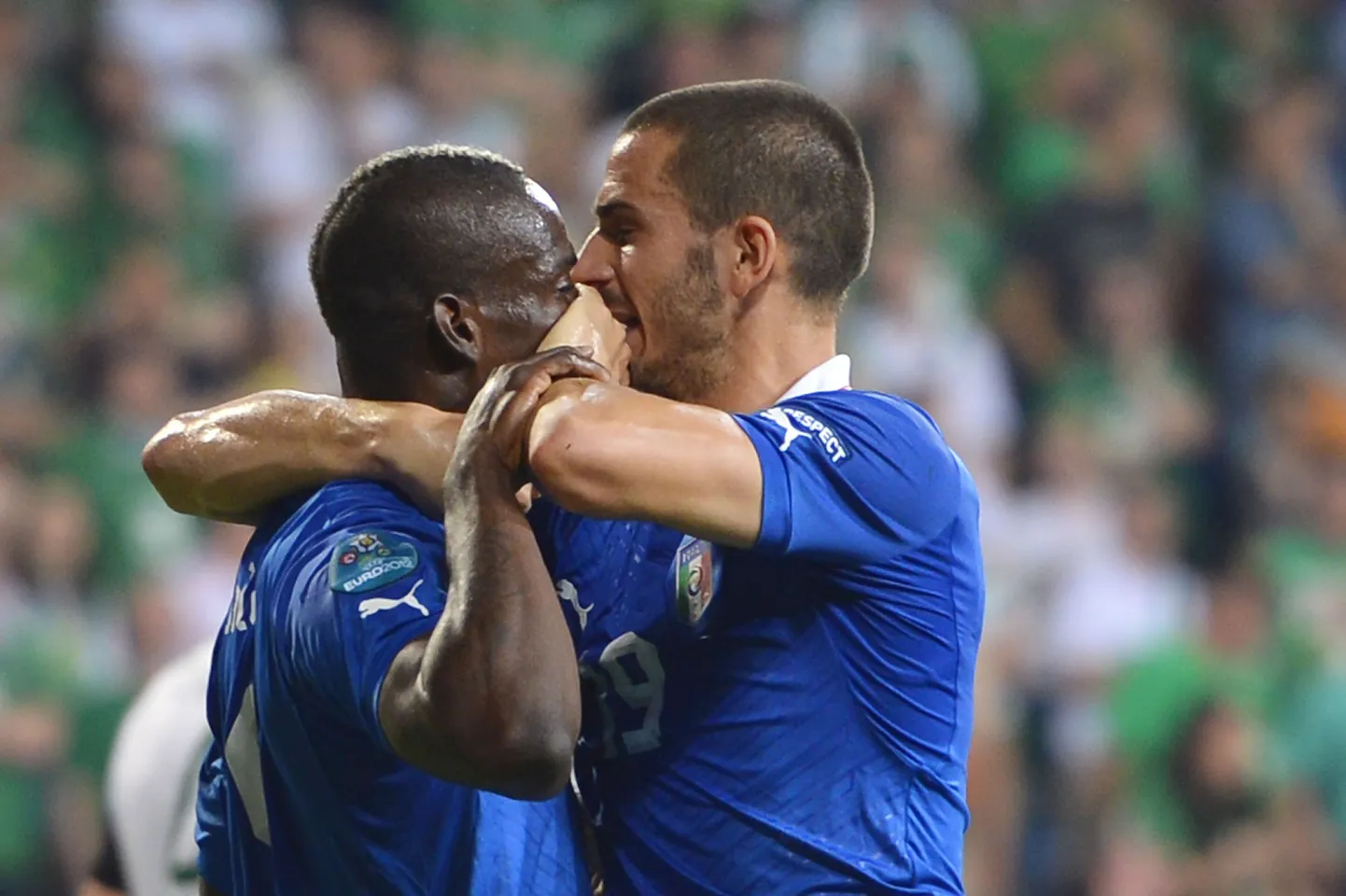 Leonardo Bonucci vaigistamas Mario Balotellit