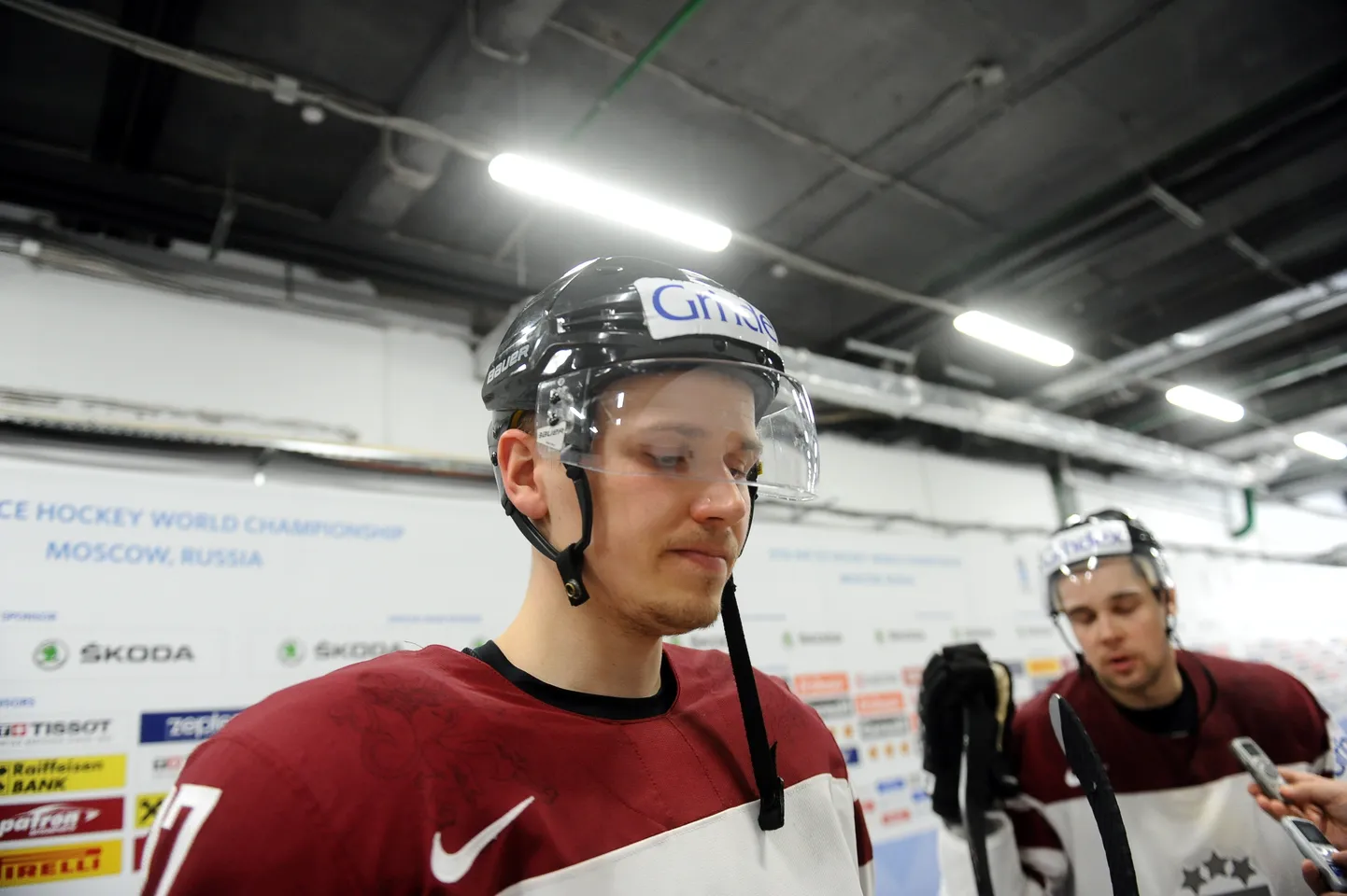 Latvijas hokeja izlases spēlētājs Oskars Cibuļskis atbild uz žurnālistu jautājumiem pēc pasaules hokeja čempionāta spēles starp Latvijas un Krievijas valstsvienībām ''Ledus pils'' arēnā Maskavā.