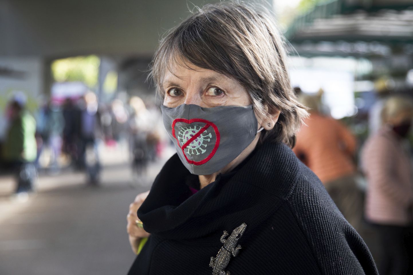Sieviete ar sejas masku Hamburgā.