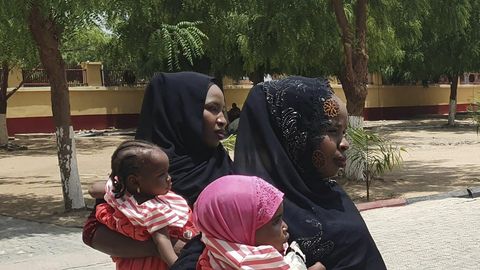 ÜLEVAADE ⟩ Röövitud Nigeeria koolitüdrukud on jäänud liitu oma vangistajatega