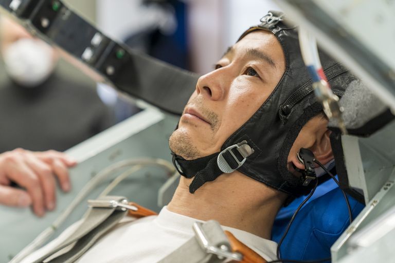 Jaapani moetööstusettevõtja Yusaku Maezawa treenib lennuks Venemaa kosmosesõidukiga Sojuz.