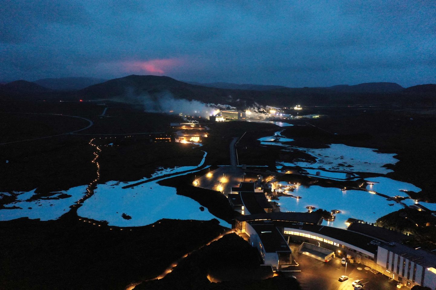 Islandi kuulus geotermiline sinine laguun Grindaviki lähedal. Kaugemal on näha Fagradalsfjalli vulkaani.