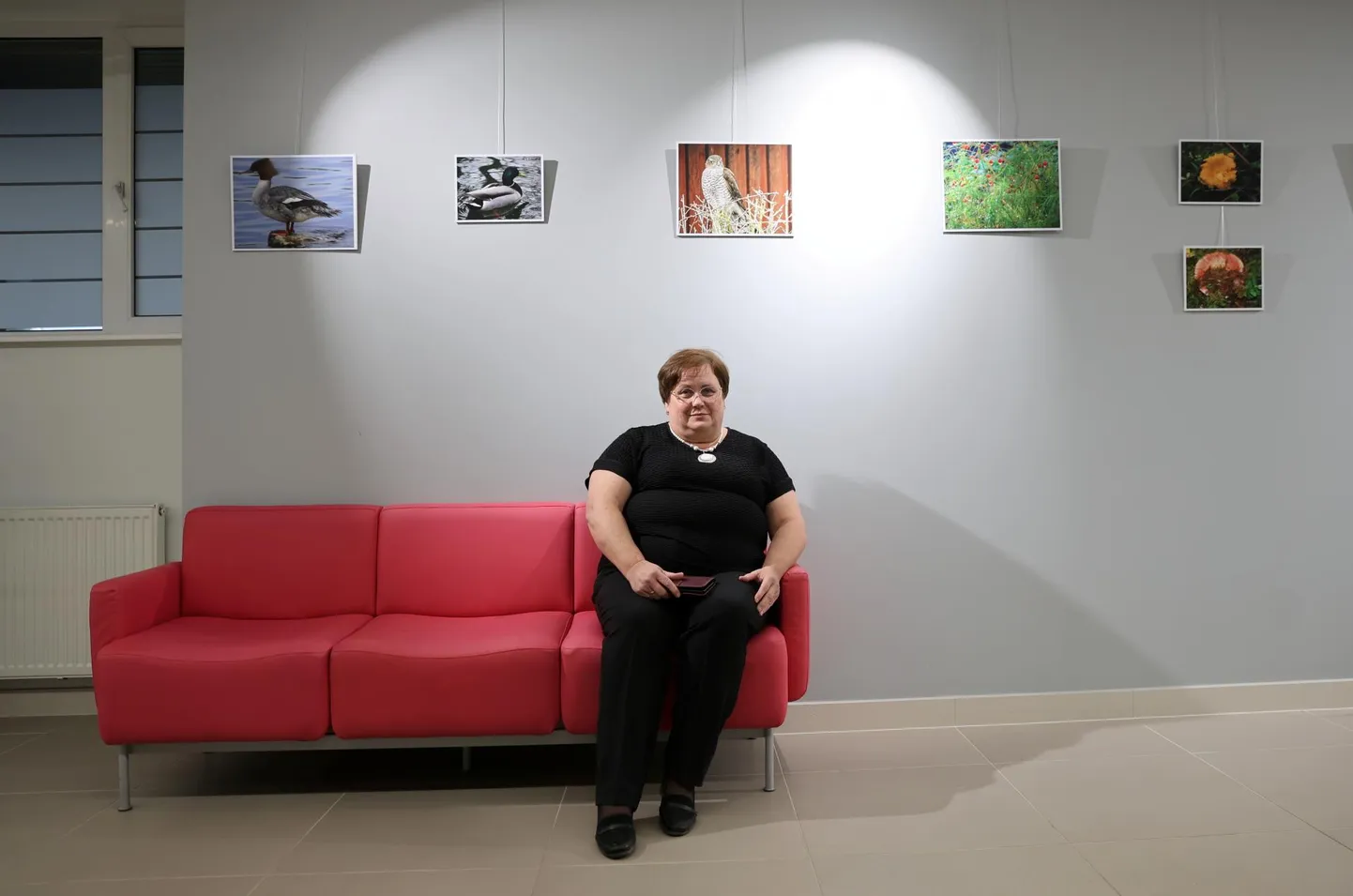 Tiia Zeigo ei tea, kui palju tal häid aastaid veel alles on. «Ma elan iga päeva kui viimast. Tegutsen. Kui vähegi suudan, siis asju homsele edasi ei lükka,» ütles ta. Seinal saatusekaaslase Urmas Sinijärve loodusfotod.