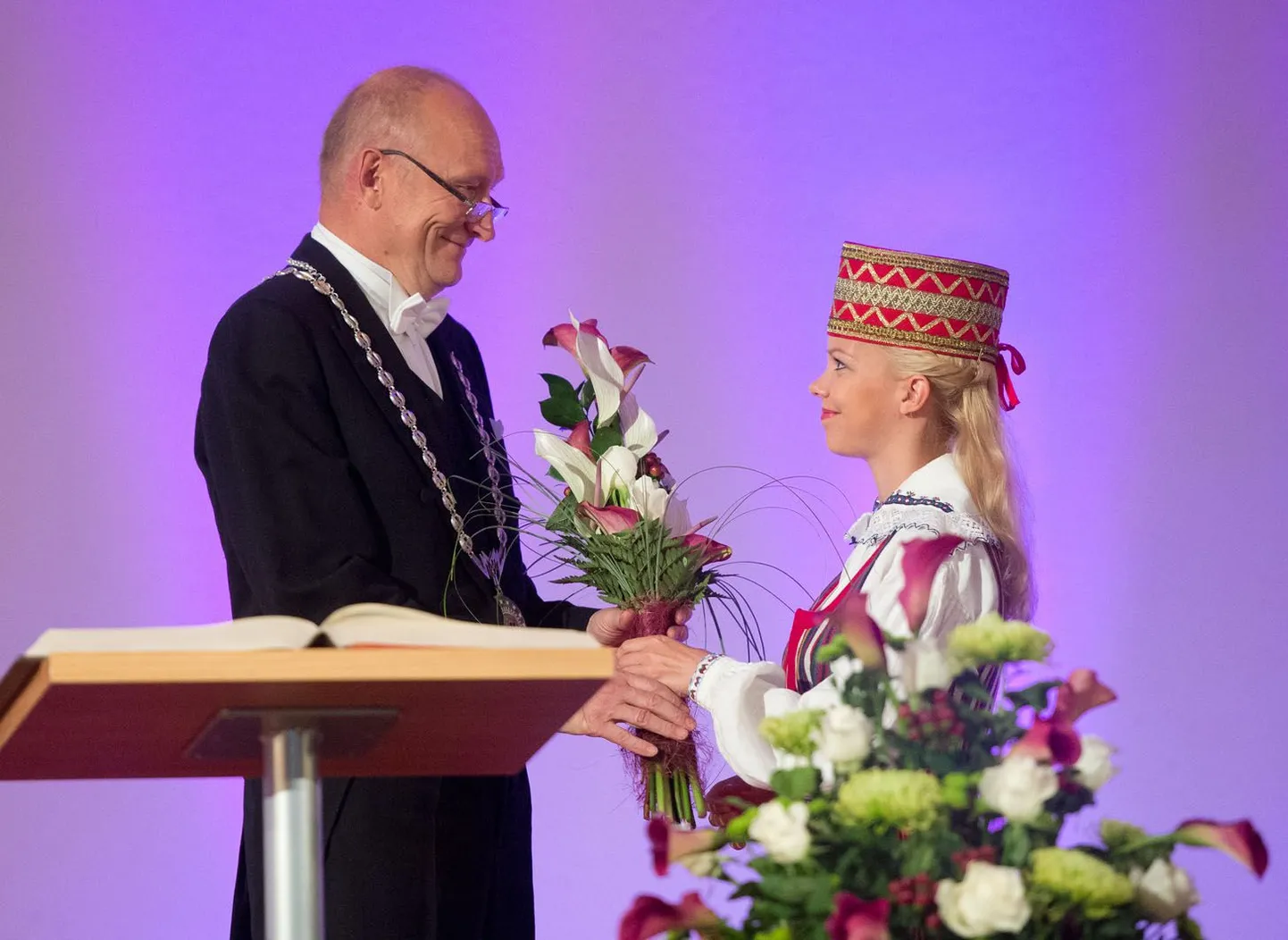 (TTÜ) uus rektor Jaak Aaviksoo kooli aulas pidulikul inauguratsioonitseremoonial ametivande.