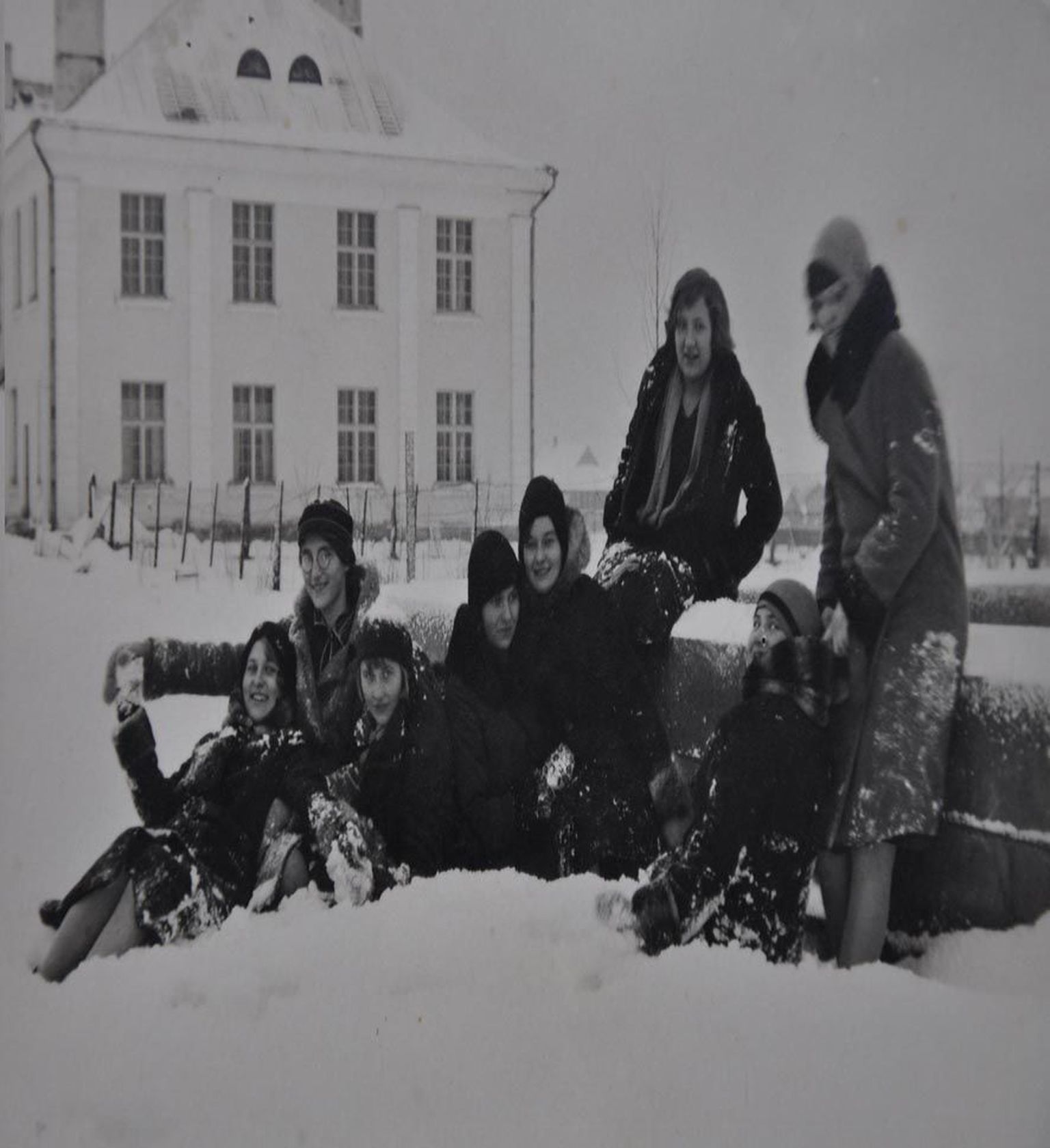 Türi lapsed koolimaja juures lumehanges talverõõme nautimas. 14. jaanuar 1930
