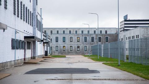 «Занимаются своим бизнесом и смотрят фильмы»: заключенный тартуской тюрьмы пожаловался на надзирателей