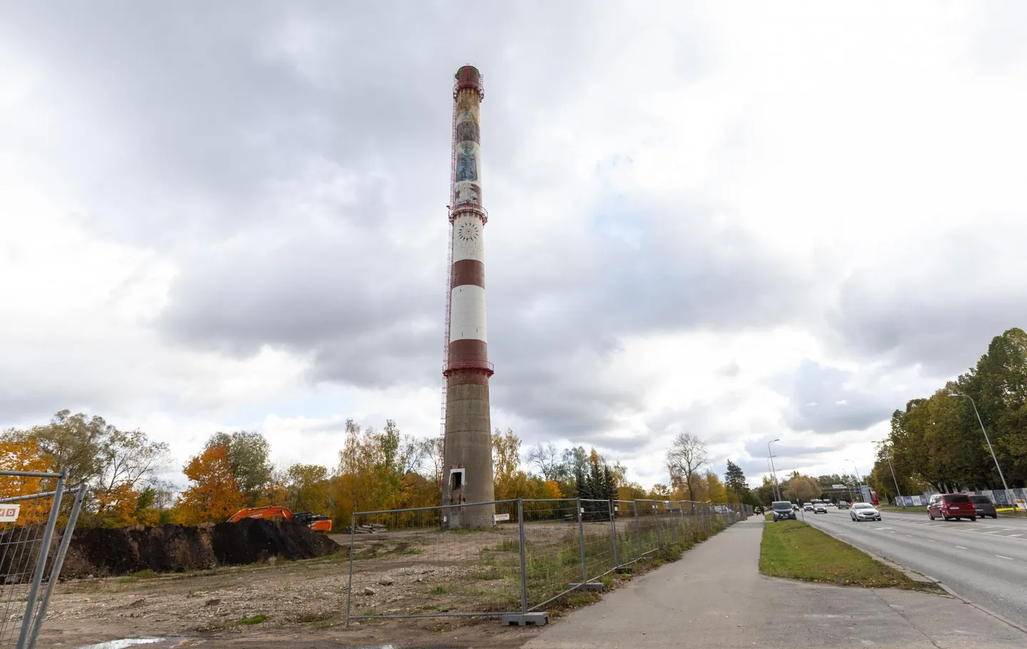 Keskkatlamaja korstna langemiskohas valmistas ekskavaator eile ette kraavi.