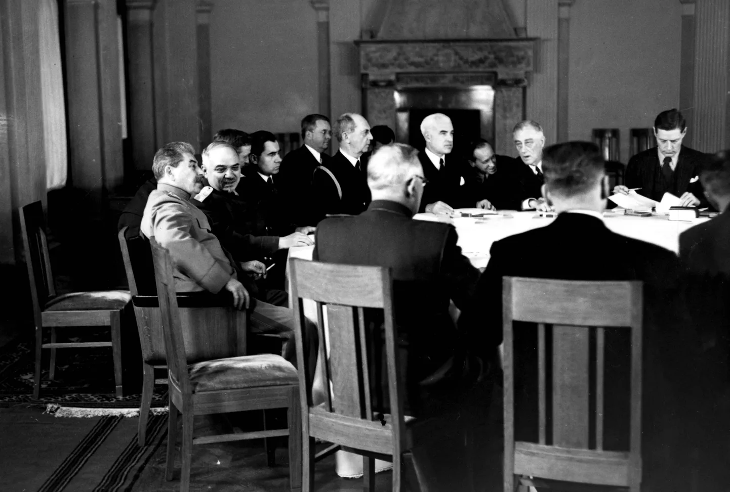 Jalta konverentsi istung. Vasakul Stalin ja tema kõrval Nõukogude suursaadik Londonis Ivan Maiski, keskel Roosevelt ja USA välisminister Edward Stettinius Jr.