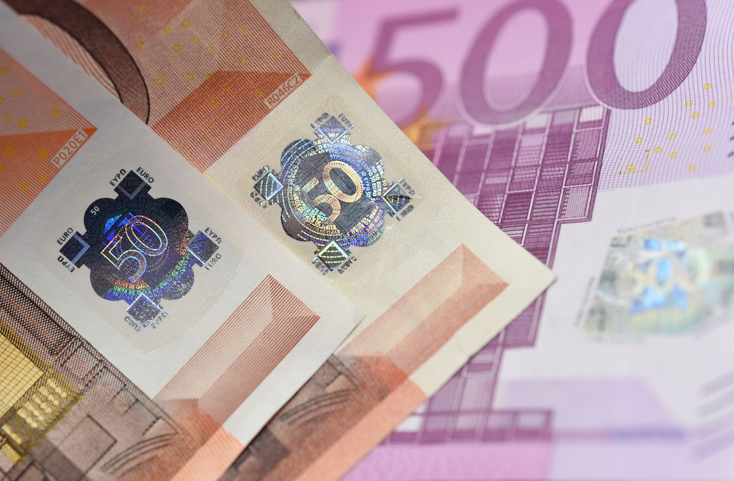 Õige rahatähe (vasakul) ja võltsitud rahatähe hologrammid.
