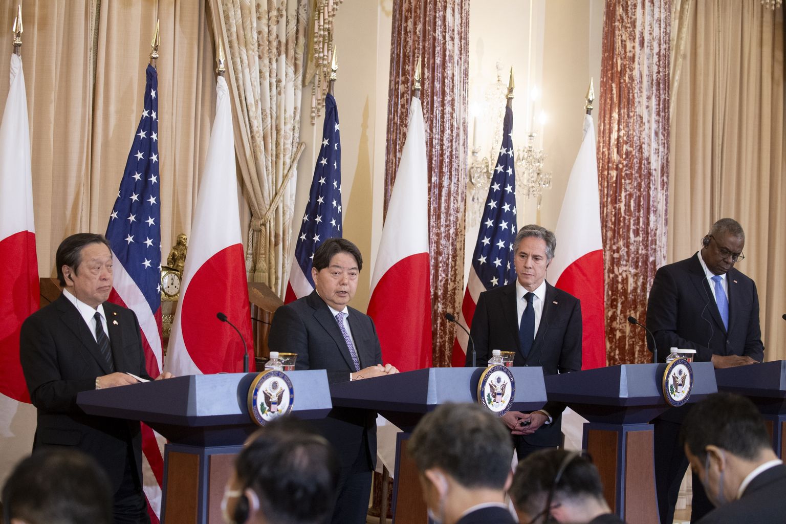 Jaapani kaitseminister Yasukazu Hamada ja välisminister Yoshimasa Hayashi ühisel pressikonverentsil USA välisministri Antony Blinkeni ja kaitseministri Lloyd Austiniga.