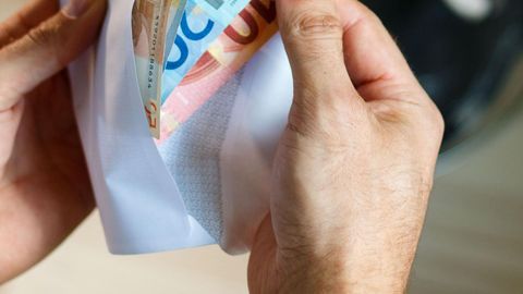 Борьба с зарплатами в конвертах: этим летом в Эстонии будут уделять больше внимания регистрации сезонных рабочих