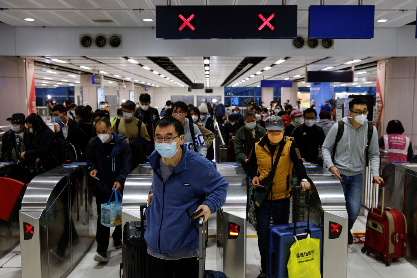 Reisijad Hongkongi Lok Ma Chau piiripunktis esimesel päeval pärast selle taasavamist.