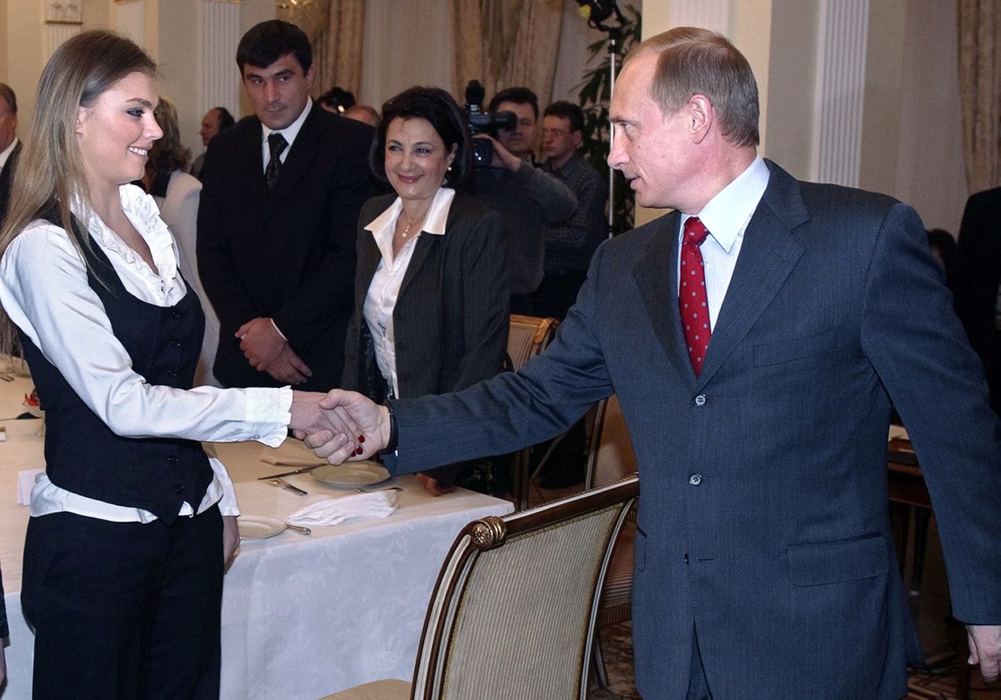Vladimir Putin surumas enda väidetava armukese Alina Kabajeva kätt.