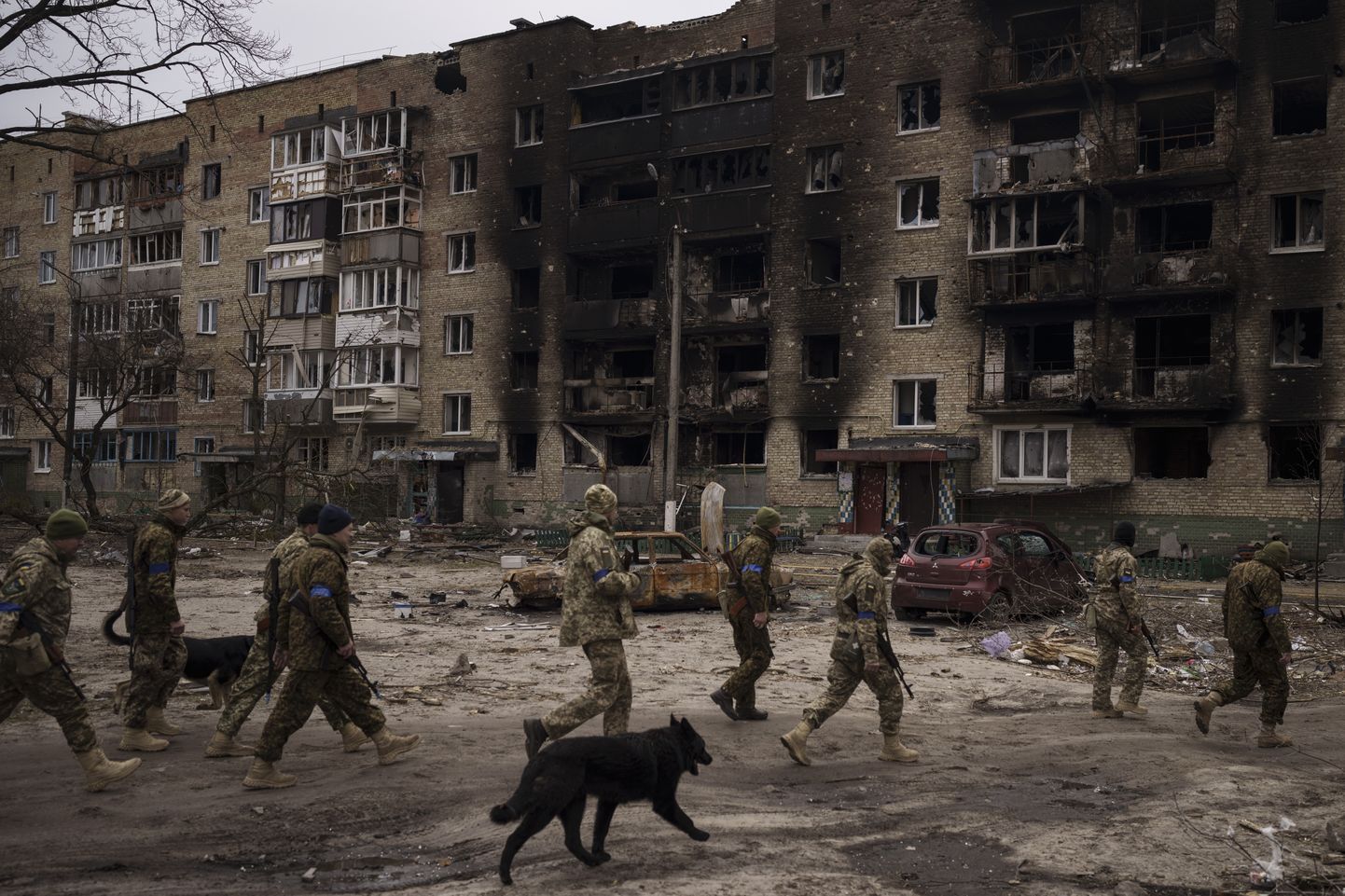 Ukraina sõdurid 6. aprillil 2022 Kiievi-lähedases Irpinis, mille Ukraina üksused said oma kontrolli alla 1. aprillil  2022. Linn on saanud Vene rünnakutes rängalt kannatada ja Vene sõdurid tapsid tsiviilelanikke