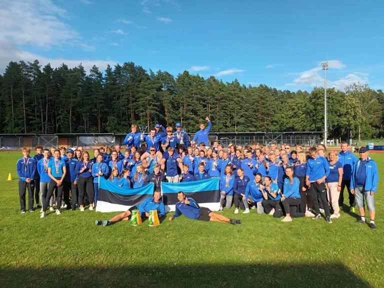 Eestit esindas Leedus 100pealine koondis.