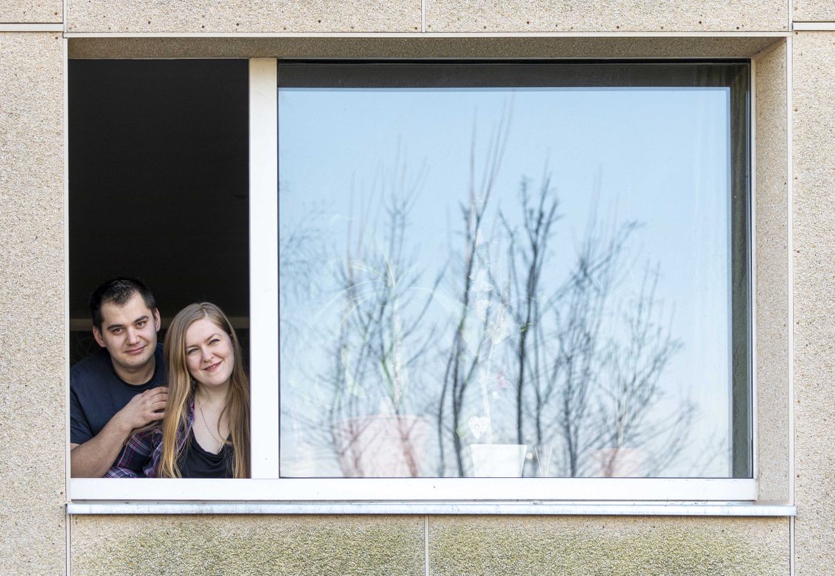 Fotograafi sõnul saab ka kodus püsides värskes õhus viibida. Nii nagu näiteks see akna peal poseerinud paar, kes kasutas värske õhu hingamise juures ka võimalust lasta endast üks ilus pilt mälestuseks teha.