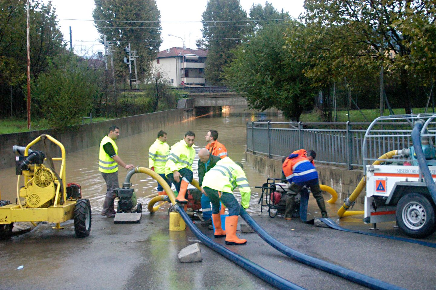 Itaalia päästetöötajad pumpavad Toskaana maakonnas Prato linnas tunnelist vett välja.