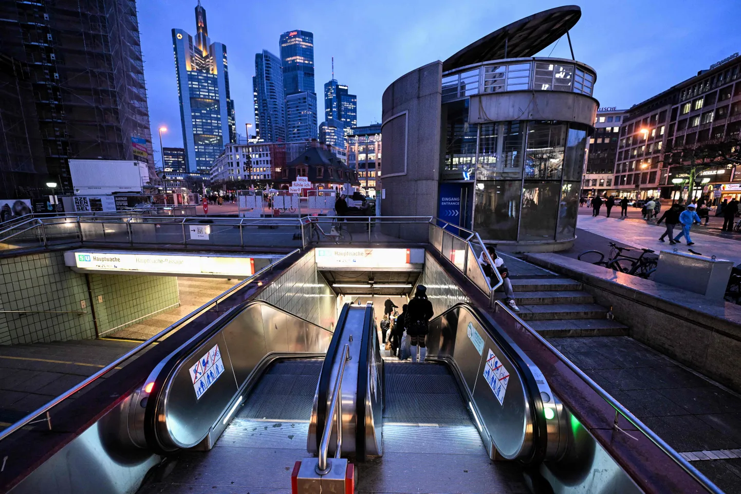 Metroojaam Frankfurdi pangandusrajooni ees.
