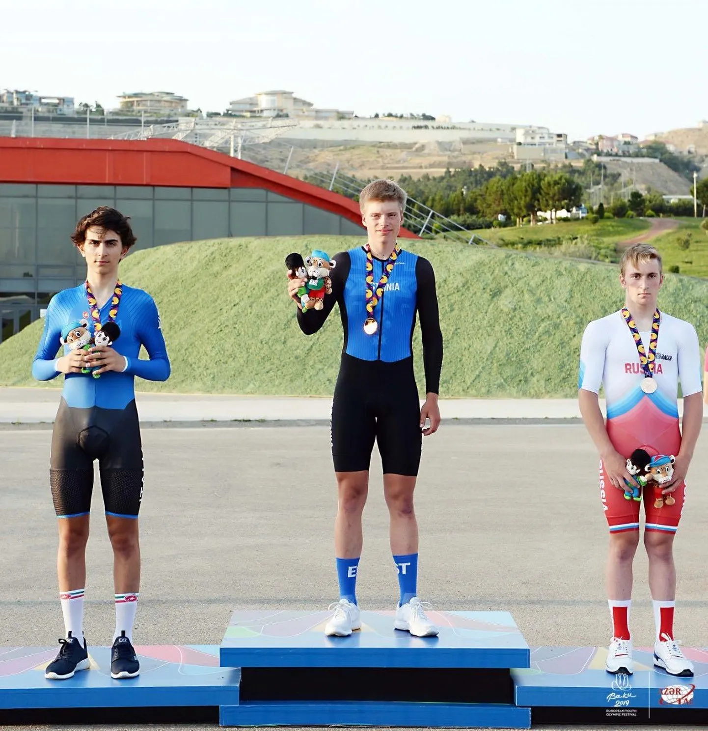 Madis Mihkels, esimene kahest kuldsest medalist kaelas, kõrgeimal aujärjel hetke nautimas.