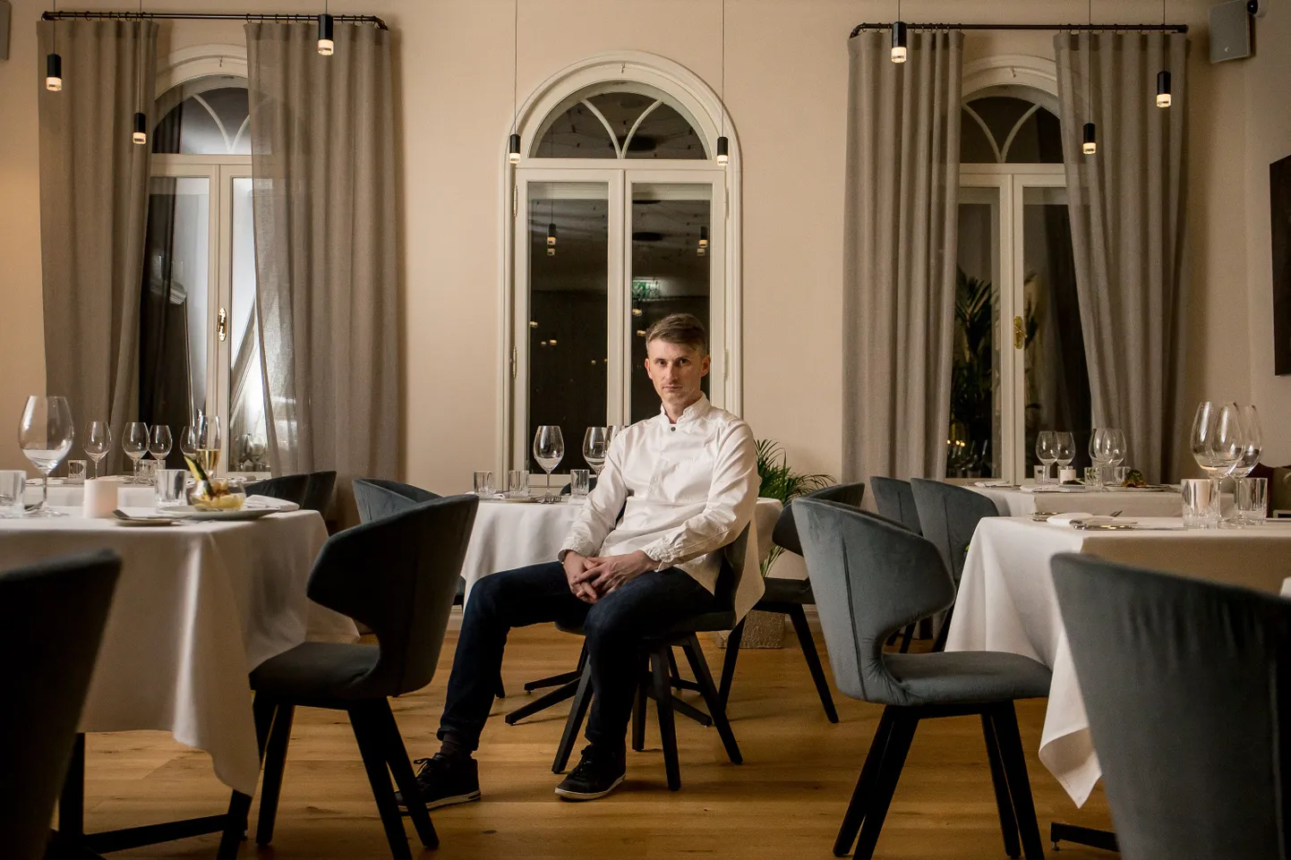 "Selline restoran on iga koka unistus," ütleb Mon Repos` peakokk Vladislav Djatśuk teise korruse söögisaalis, kus võib maitsemeeli teritada mitmekäiguliste degustatsioonimenüüdega.
Sisekujunduses aitas ajalugu ja kaasaega sobitada sisearhitekt Külli Salum.