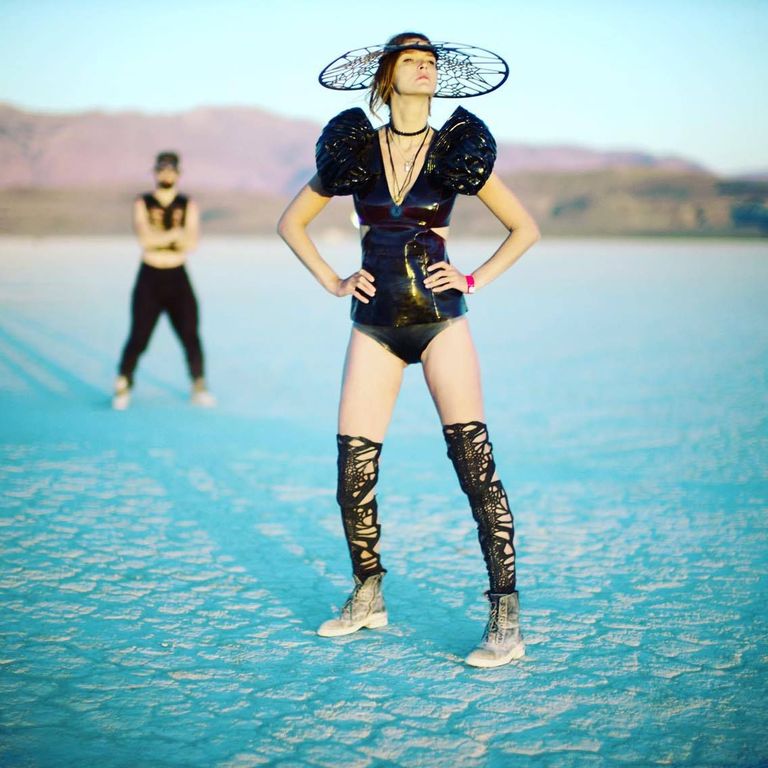 Carmen Kass festivalil Burning Man moelooja Liisi Eesmaa loomingus. Aksessuaarid valmisid Liisil koostöös arhitekt Sille Pihlakuga