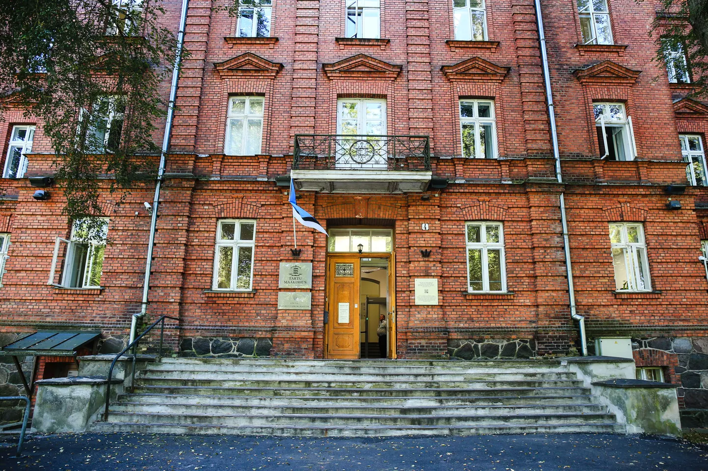 Тартуский уездный суд постановил, что оскорбления и угрозы в адрес учителя являются противоправными и родитель должен возместить учителю моральный ущерб в размере 2000 евро. Плюс расходы на производство.