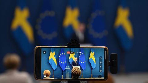 Laste nutisõltuvusega võitleva Rootsi terviseamet soovitab vanematel telefonid käest panna