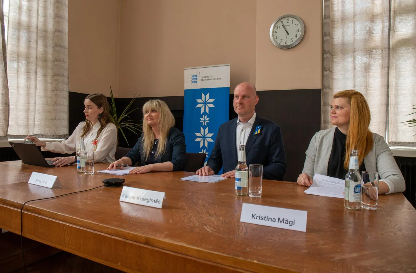 Seaduseelnõu tutvustasid haridus- ja teadusministeeriumis (vasakult) alushariduse valdkonna juht Triin Rass, kaasava hariduse valdkonna nõunik Piret Liba, Tartu linnavalitsuse alushariduse valdkonna juht Kaspar Kreegimäe ja Kohila lasteaia Sipsik direktor Kristina Mägi.