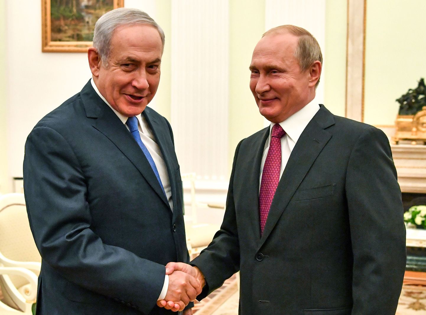 Vladimir Putin kätleb Benjamin Netanyahuga, pilt eelmisest kahe riigi kohtumisest.