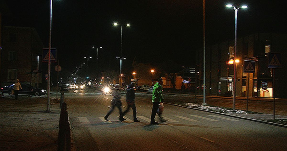 Водитель в темное время суток. Пешеход в темноте. Пешеход в темное время суток. Пешеход фото. Переход дороги в темное время суток.