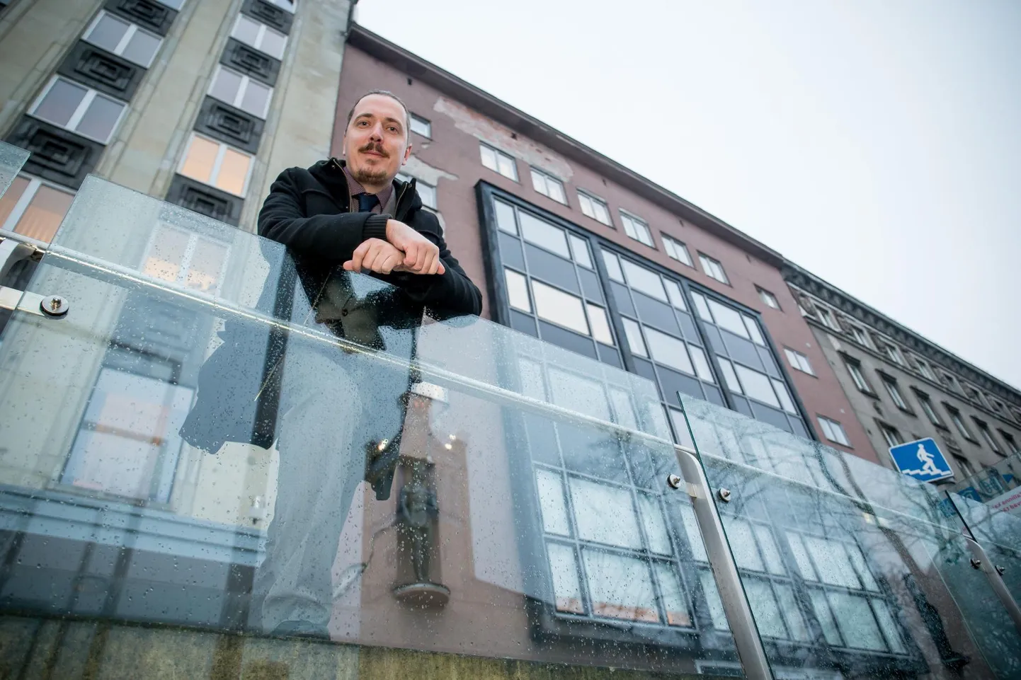 Fotomeenutus 2014. aastast, mil Taaniel Raudsepp asus uue juhina ümber korraldama kunstihoonet, nüüd, kuus aastat hiljem, peab ta Vabaduse platsil asuvast majast lahkuma, et anda oma panus Eesti kultuuriellu kultuuriministeeriumi kunstide asekantslerina.