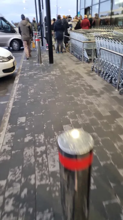 Järjekord Lõunakeskuse Lidli ukse taga.
