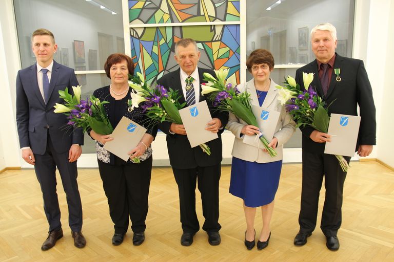 Võrumaa tunnustusõhtul kultuurimajas Kannel vasakult Tiit Toots, Merike Kapp, Mart Timmi, Anni Lahe ja Aivar Leok.