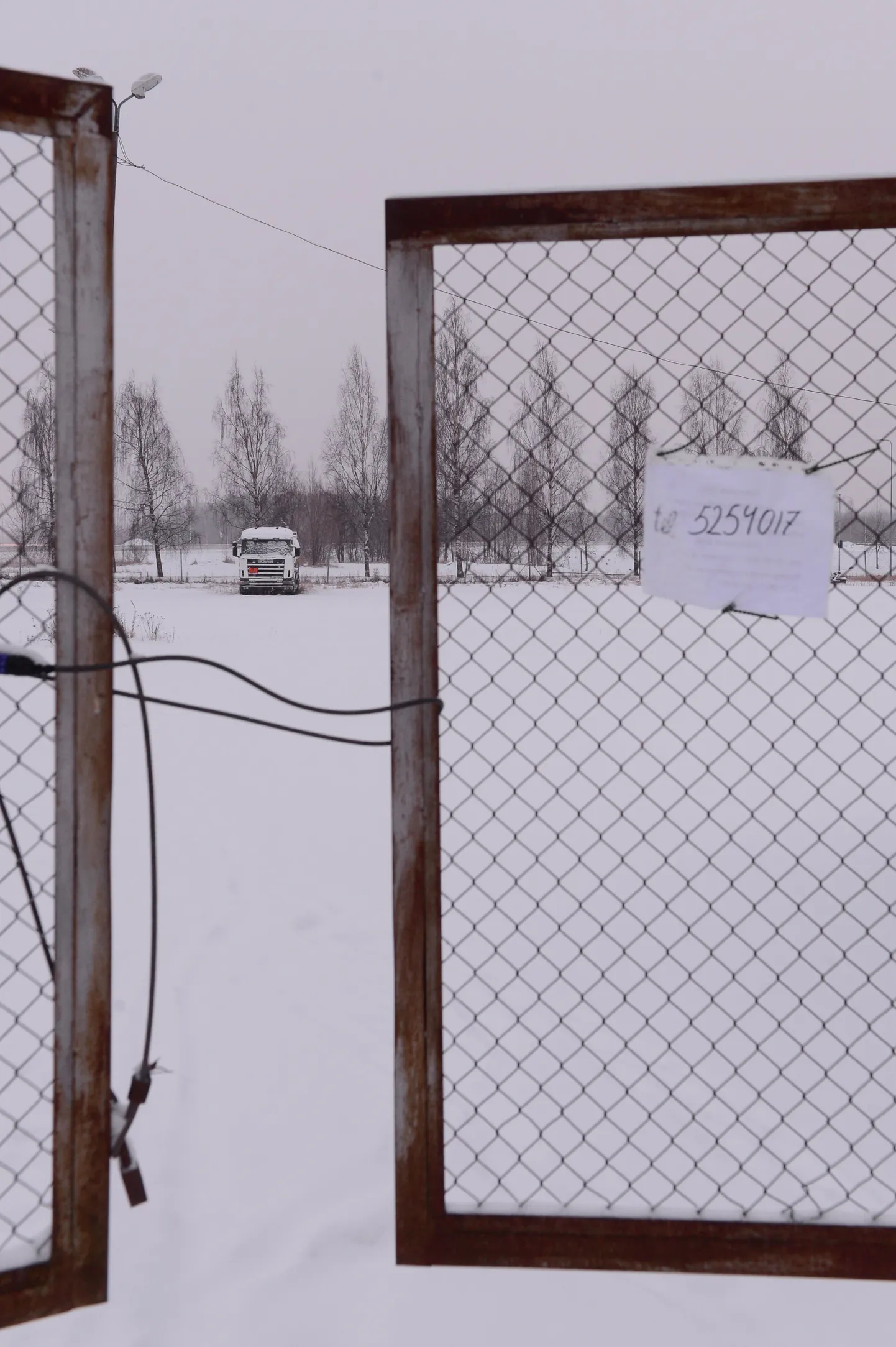 Varem said Mõisavahe tänava elanikud parkida autosid aiaga piiratud platsile, kuid selle aasta algusest on platsi väravad lukus.