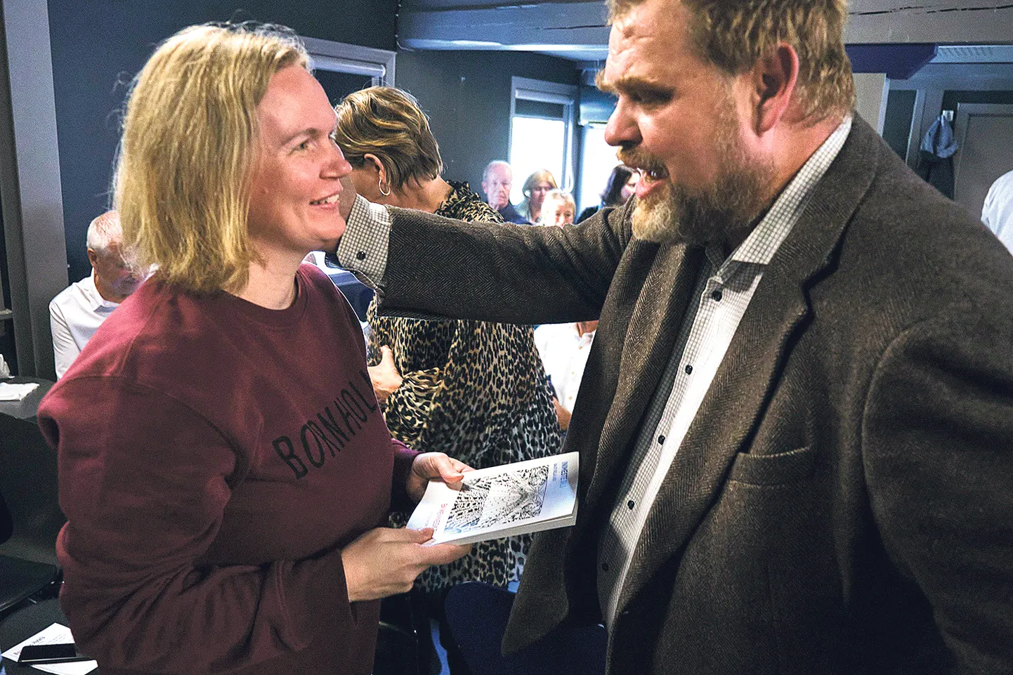 RAAMAT: Jaanika Tiitson kinkimas Bornholmil raamatut selle koostajale Peter Kyhnile.