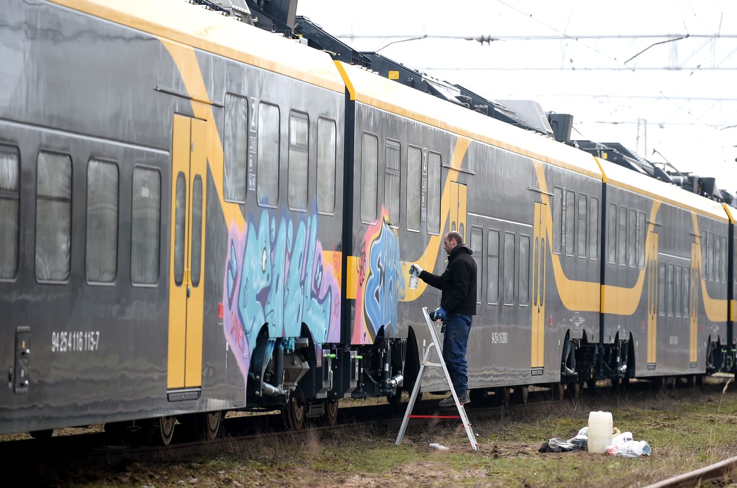 Vagonu depo ar grafiti apķēpāts jaunais "Škoda Vagonka" elektrovilciens.