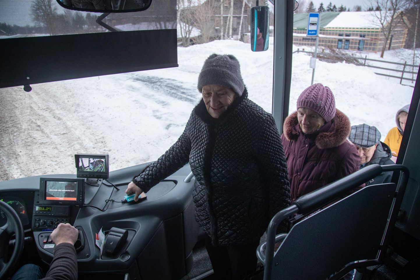 Asta Koovit (esiplaanil) ja Mari Nälk olid bussisõidukorra uuenemiseks valmis ning ühissõidukikaardid olid nel varakult isikustatud.