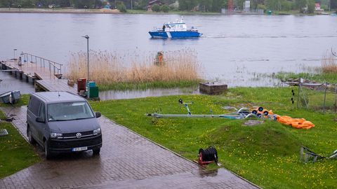 Vene piirivalve eemaldas Narva jõelt laevateed tähistavad poid
