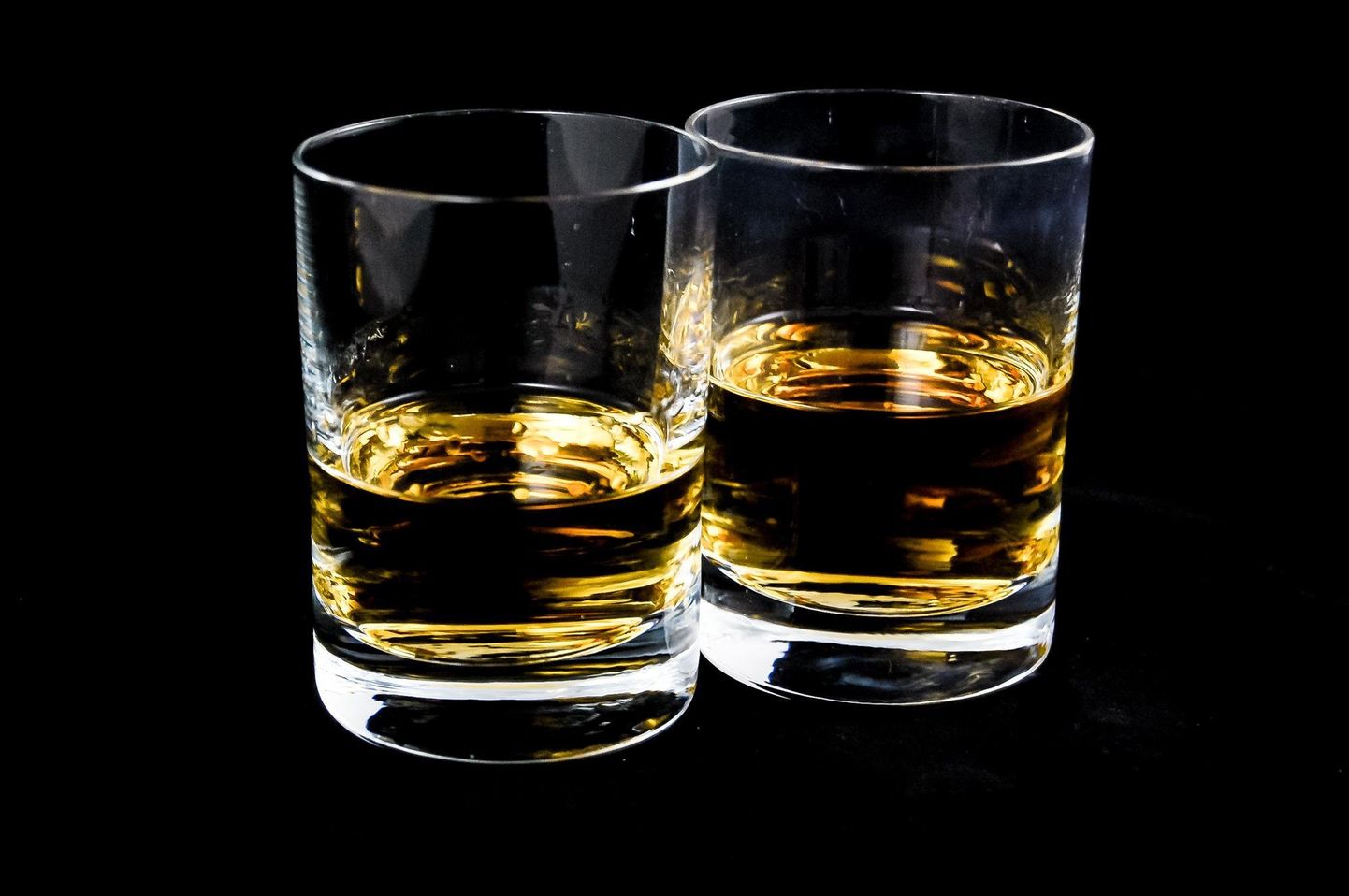 Kaks klaasi viskiga. Pilt on illustreeriv